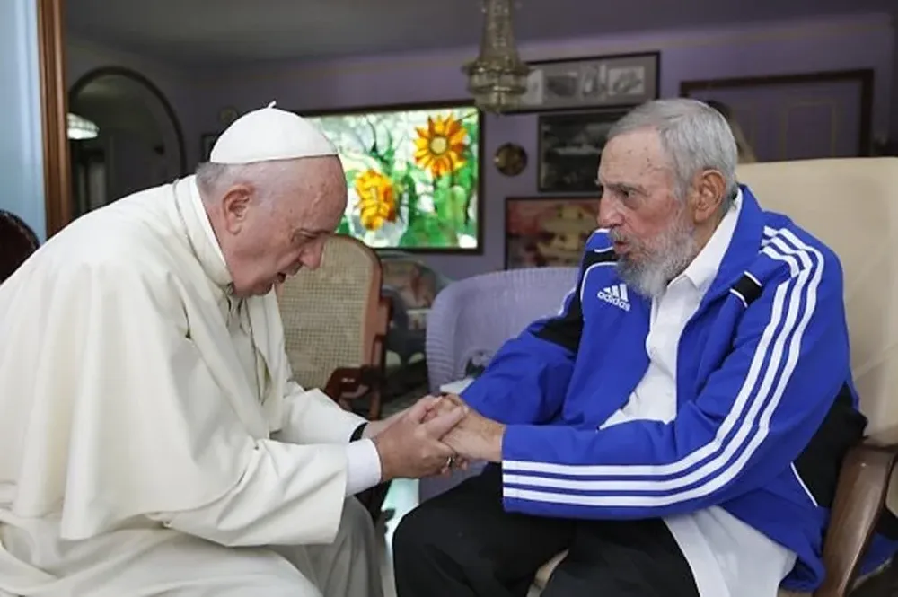 Foto del papa con el expresidente cubano Fidel Castro difundida hoy por el portal Cubadebate.cu