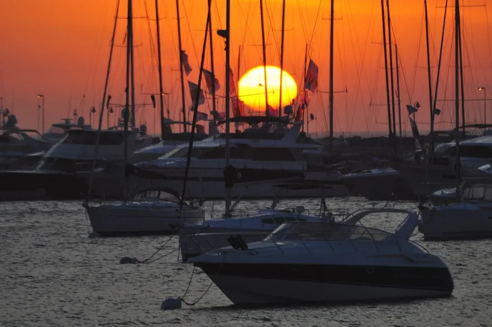 Atardecer en el puerto de Punta del Este, una postal de verano.