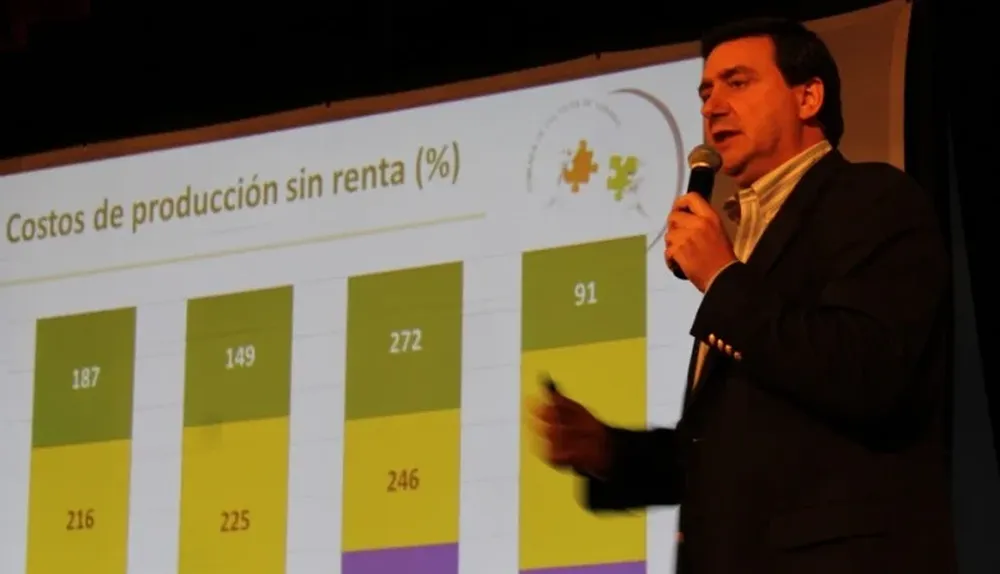 El técnico de Fucrea, César Mosca, durante su conferencia en Mercedes