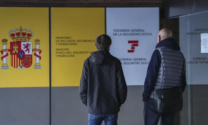 Personas en una sede de la &nbsp;Seguridad Social en España.&nbsp;