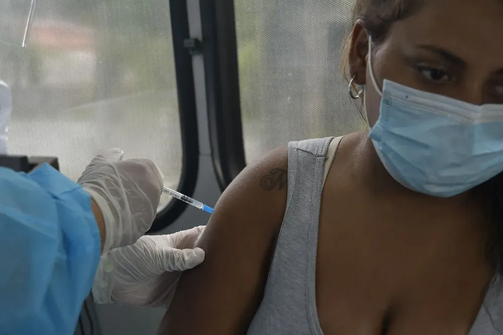 Experto dice que la vacuna es efectiva contra la nueva subvariante de ómicron.