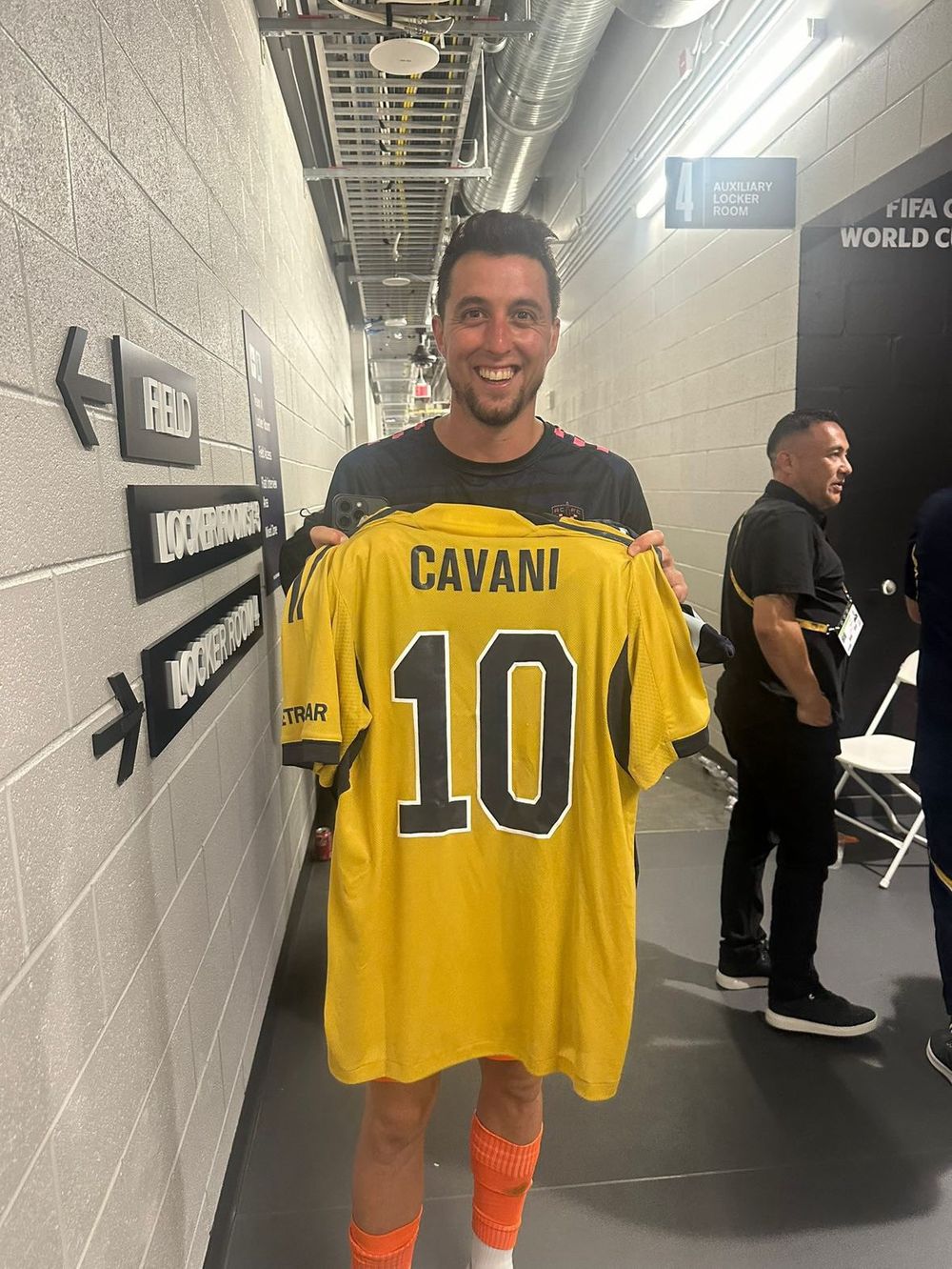 Sebastián Ciganda con la camiseta de Edinson Cavani Sebastián Ciganda con la camiseta de Edinson Cavani