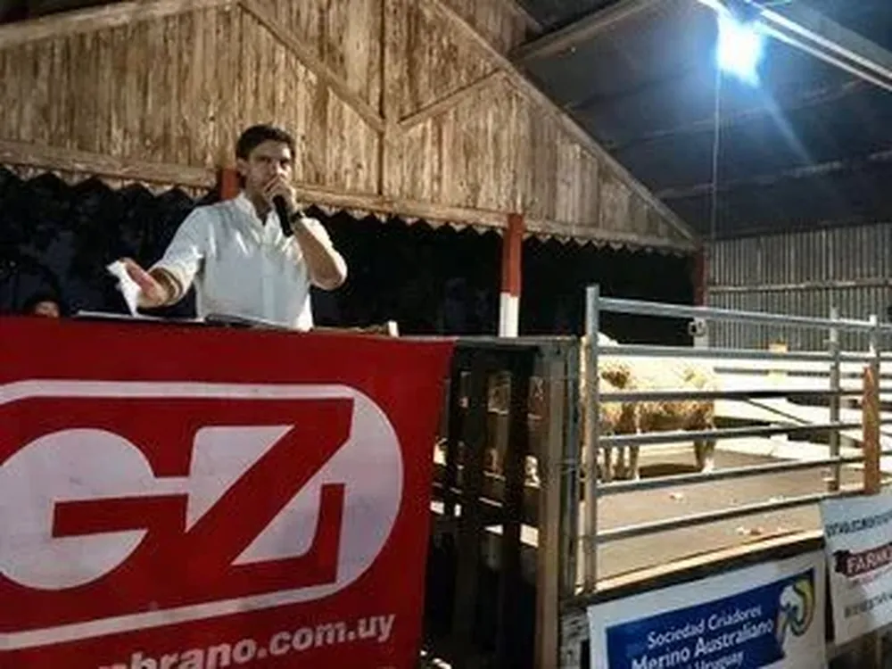 Alejandro Zambrano remató en la Asociación Rural Exposición Feria de Paysandú.