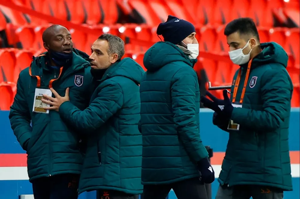 Pierre Webo a la izquierda