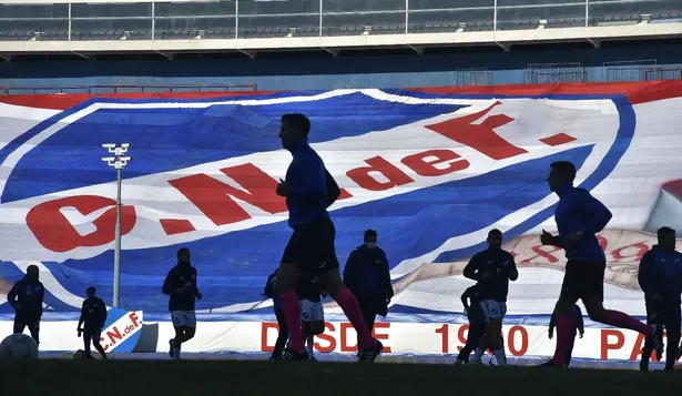 Bandera gigante con el escudo del Club Nacional de Football