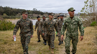 Marines de Estados Unidos junto a militares uruguayos durante la visita a Uruguay