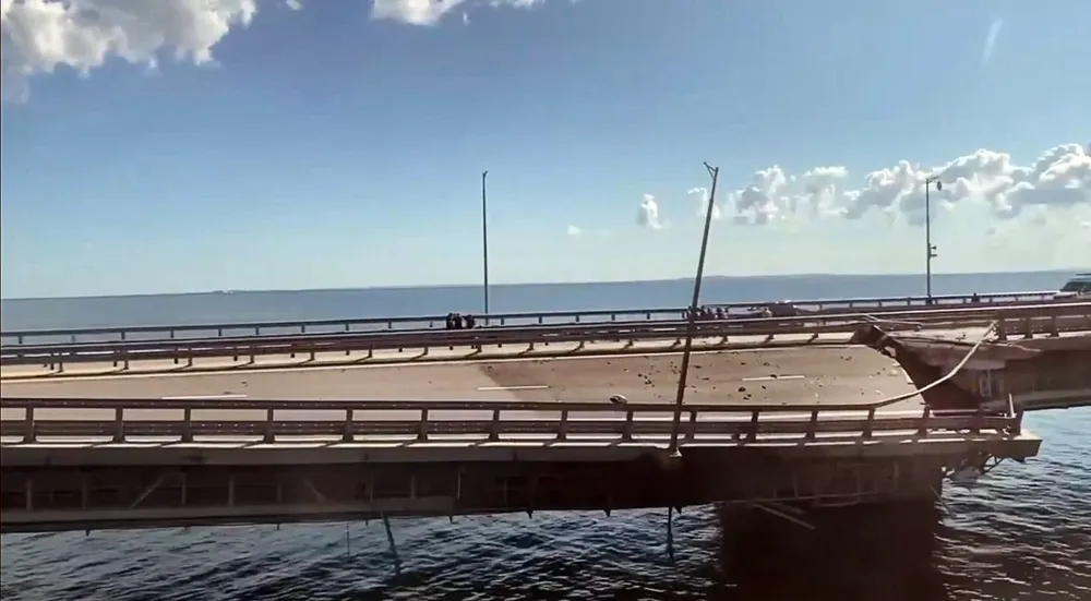 El puente entre Crimea y Rusia continental, destruido