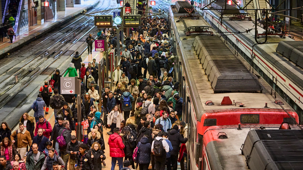 Cientos de pasajeros afectados por las demoras en los trenes.