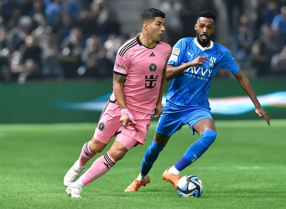 Suárez en acción, muy descolgado en ataque