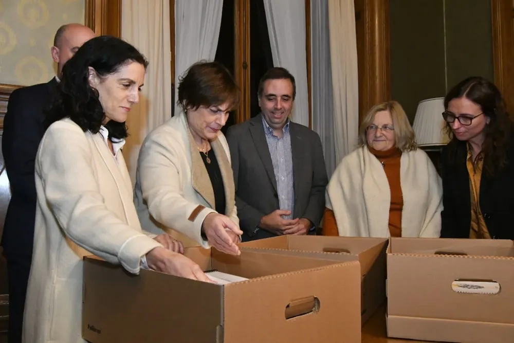 La ministra llegó al Parlamento pasadas las 20:00