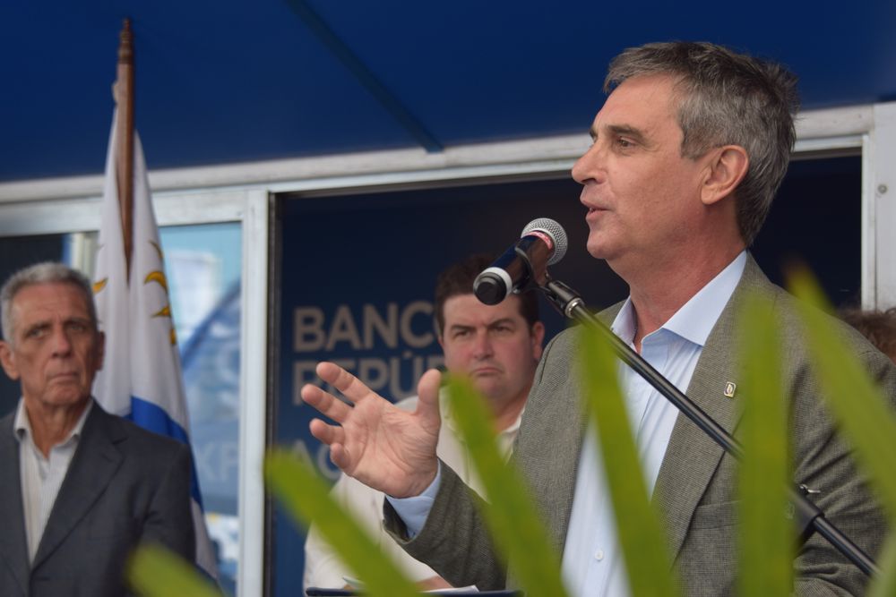 BROU en la Expoactiva: el Cr. Álvaro García, durante su oratoria, en el acto inaugural del stand del banco país.