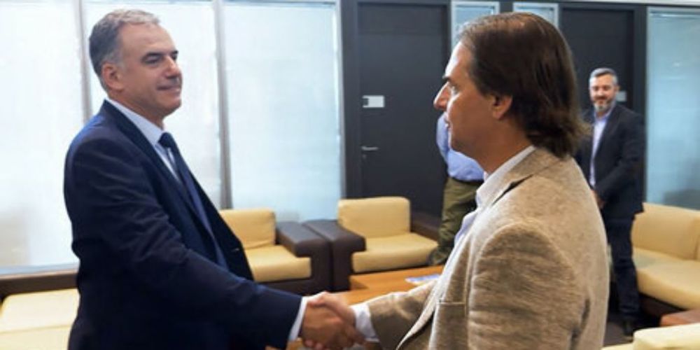 Yamandú Orsi y Luis Lacalle Pou.jpg