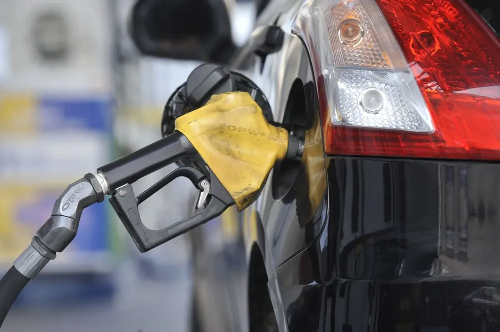 Carga de nafta en estación de servicio.