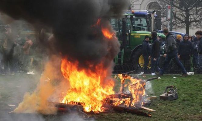 Agricultores protestas en Bruselas contra la firma del acuedo UE-Mercosur. EFE.