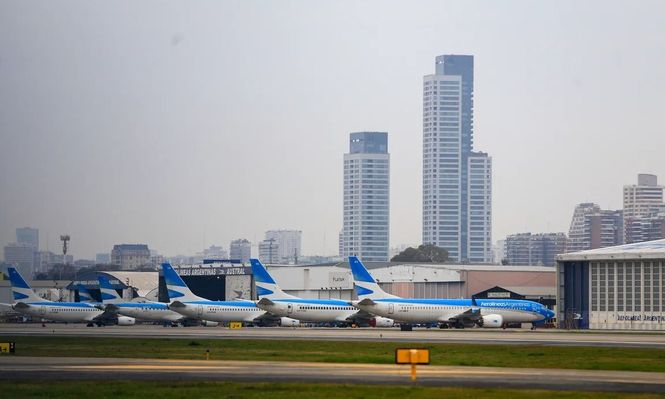 Aerolíneas Argentinas reprogramó los vuelos y denunció los sindicatos aeronaúticos.&nbsp;