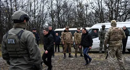 Soldados armenios son devueltos a su país en el canje por soldados azerbaiyanos realizado este miércoles.