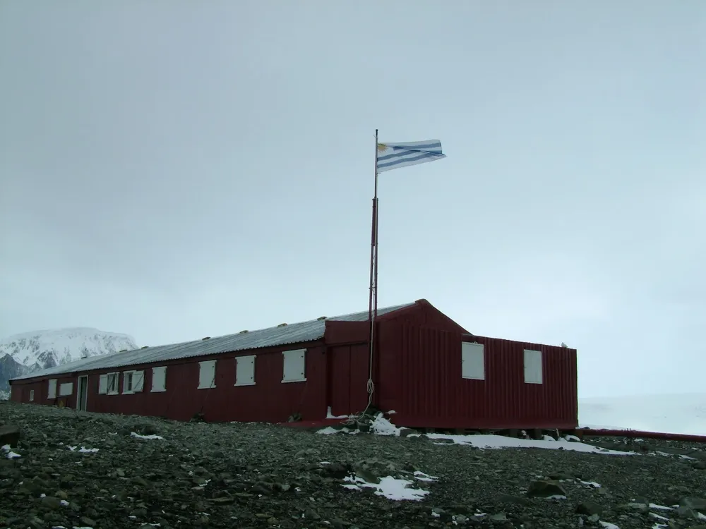 La estación antártica ECARE está ubicada sobre la costa de Caleta Choza, al suroeste de la Bahía de la Esperanza, en el extremo noreste de la Península Antártica, cerca de la base argentina