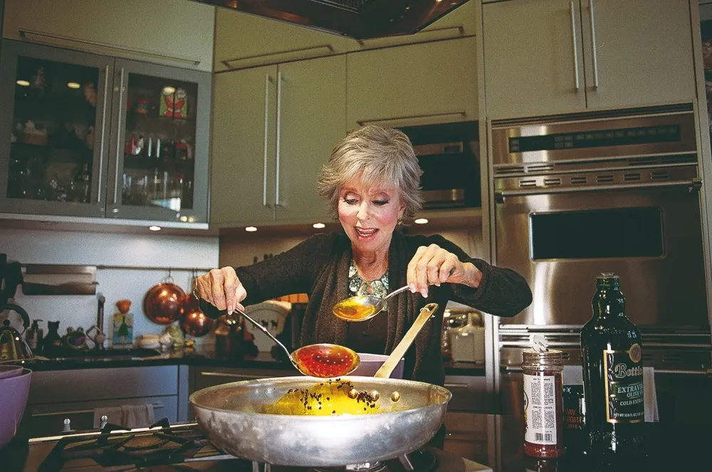 Rita Moreno cocinó su distintivo picadillo, un plato típico cubano.