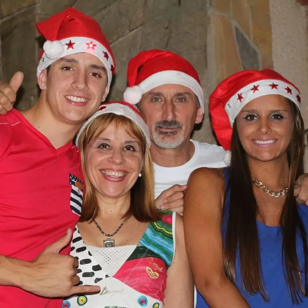 Joaquín Piquerez con sus padres y su hermana; son una familia muy unida