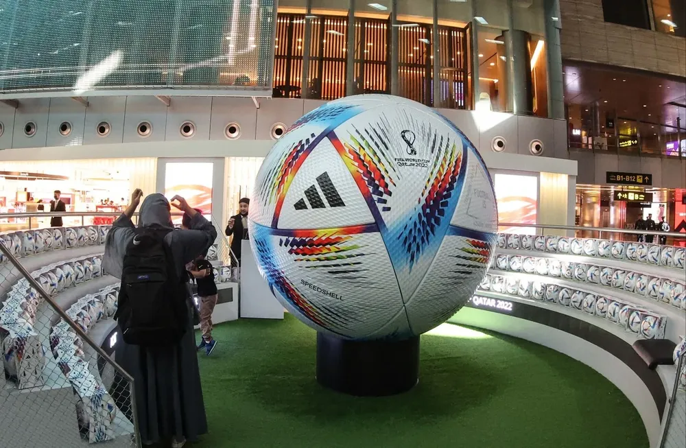 Un stand en Qatar con una pelota gigante
