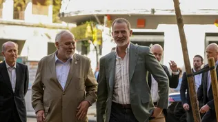 El Rey Felipe VI junto a López-Linares en la entrada del Cine Paz