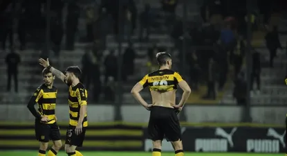 Los jugadores de Peñarol cabizbajos tras la derrota ante Peñarol