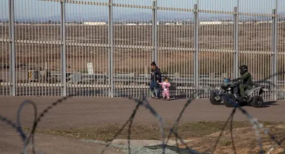 pareja de migrantes de la caravana celebra nacimiento de un hijo en eeuu