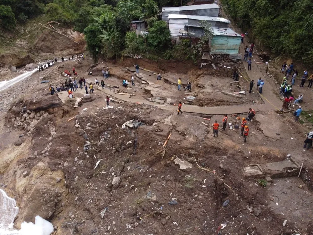 El desborde de un río provocó un deslizamiento de tierra que arrastró varias casas de un asentamiento ubicado debajo de un puente.