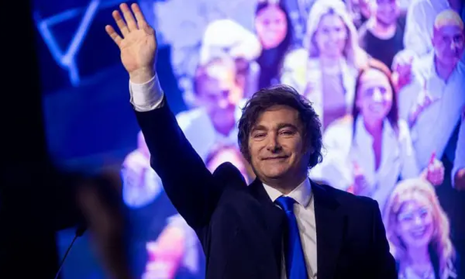 El Gobierno baja en aprobación pero Javier Milei se mantiene adelante en intención de voto.