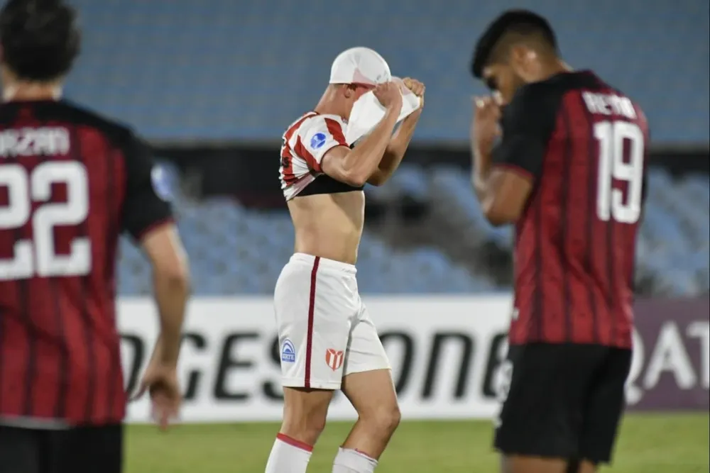 Borbas lamenta uno de los dos goles que erró mano a mano