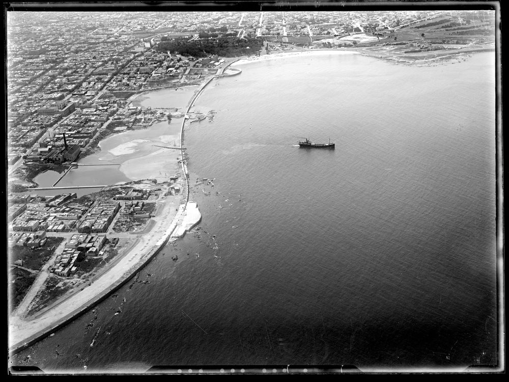 Vista aérea de las playas de Santa Ana y Patricio durante las obras de drenaje y relleno para la construcción de la Rambla Sur.