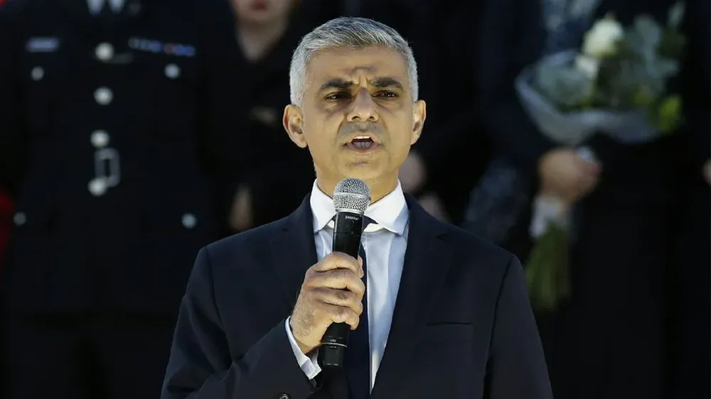 Khan autorizó a los manifestantes el uso de un muñeco inflable con la apariencia de un Donald Trump bebé sobrevolar el Parlamento británico.