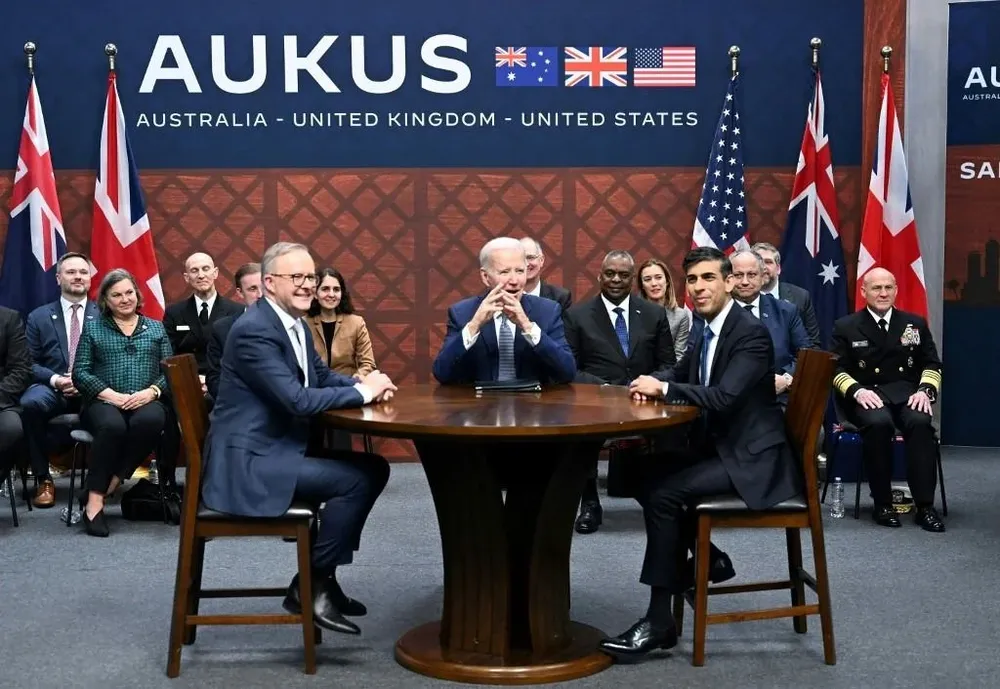 El primer ministro de Australia, Anthony Albanese, el presidente de Estados Unidos, Joe Biden, y el primer ministro de Reino Unido, Rishi Sunak