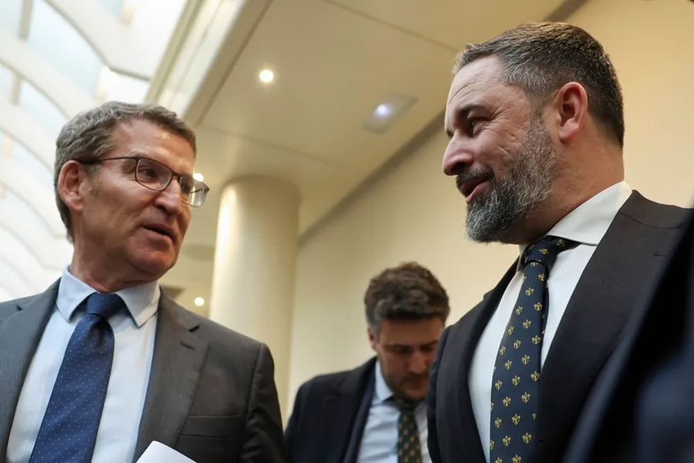 Alberto Núñez Feijóo (PP) y Santiago Abascal (VOX).