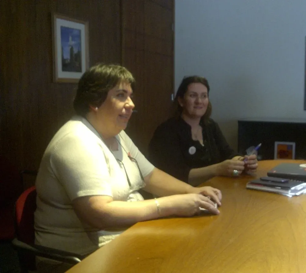 Representantes de la Fundación Teletón en la firma del convenio