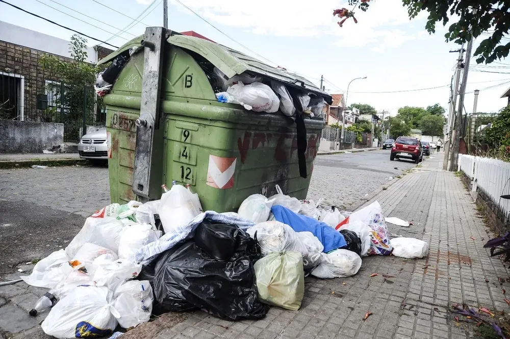 Foto de archivo de un contenedor lleno y con basura afuera