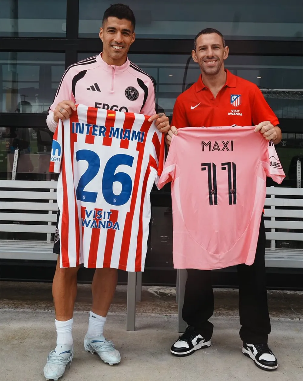 Luis Su&aacute;rez y Maximiliano Rodr&iacute;guez intercambiaron camisetas