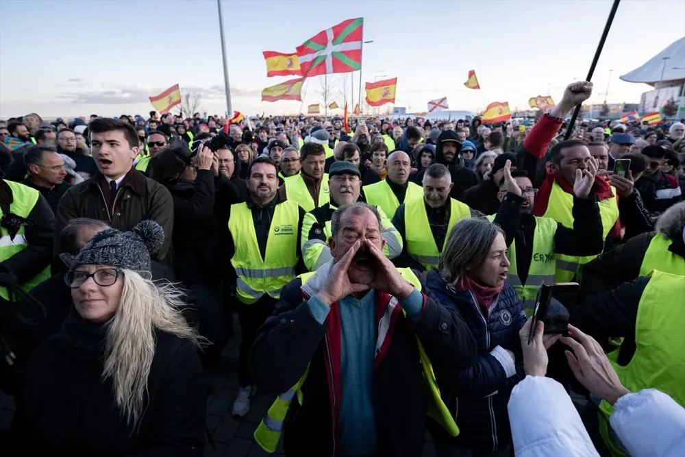 Decenas de ganaderos y agricultores durante una reunión nacional de la Sociedad Civil, en la explanada del Wanda Metropolitano, a 10 de febrero de 2024, en Madrid (España).