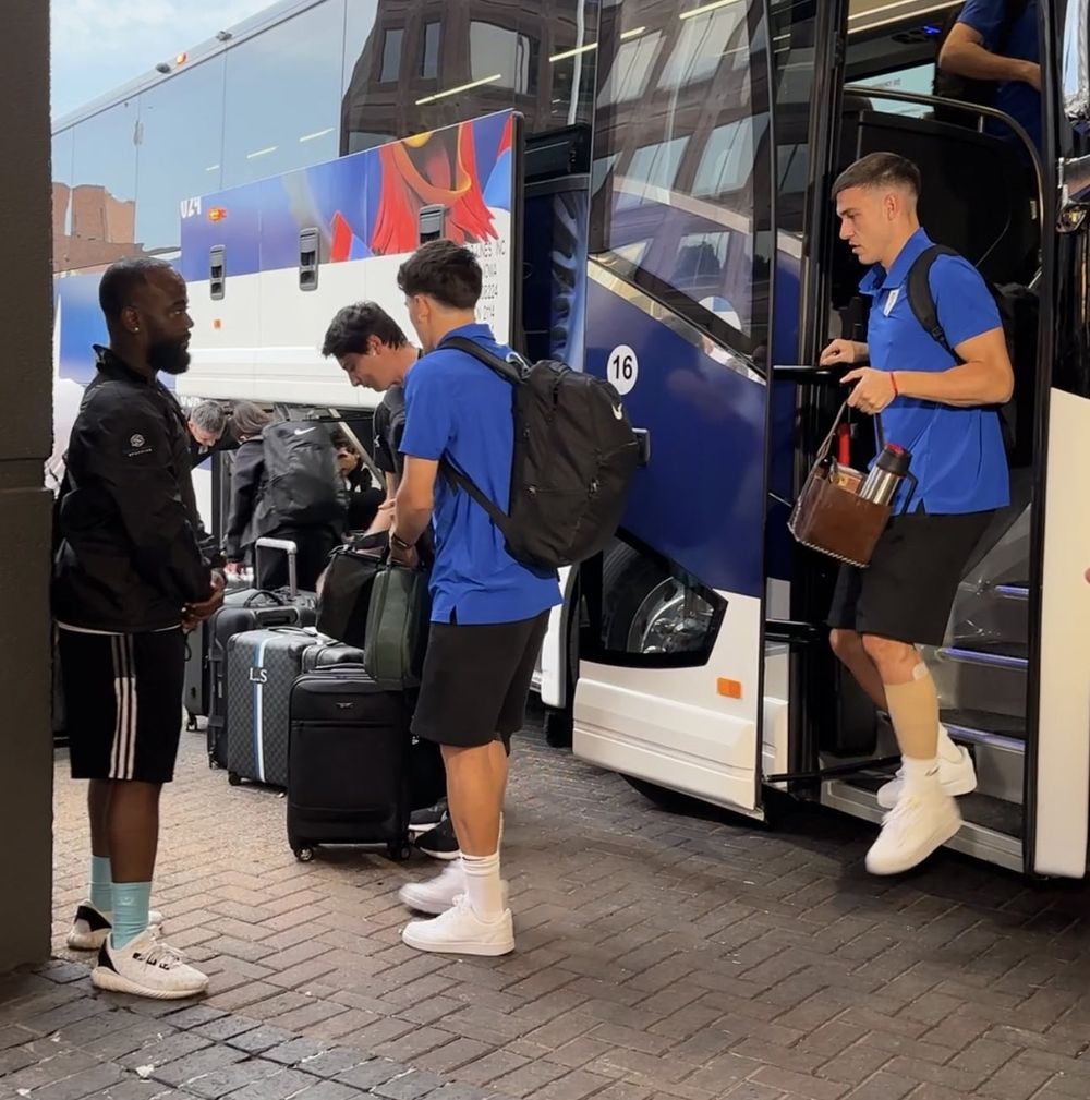 Manuel Ugarte con un vendaje en la llegada de la selección uruguaya a Kansas