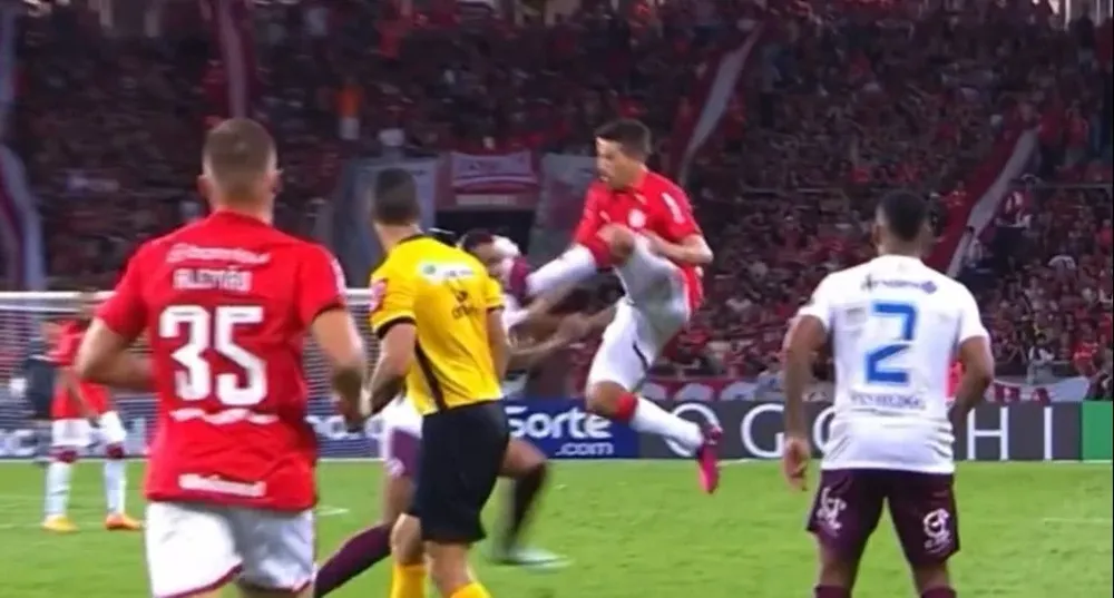 La patada voladora de Carlos De Pena que le costó la roja en Inter vs Caxias