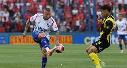 Nicolás López de Nacional ante Jesús Trindade de Peñarol por la final de la Liga AUF Uruguaya