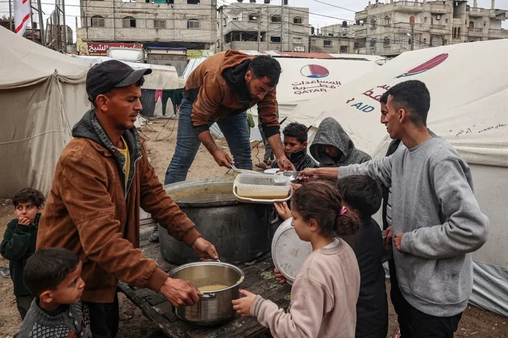 Voluntarios distribuyen alimentos en Rafah en medio de una situación desesperante.
