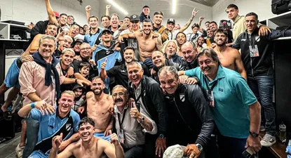El plantel de Danubio celebró la clasificación a la fase de grupos de la Copa Sudamericana