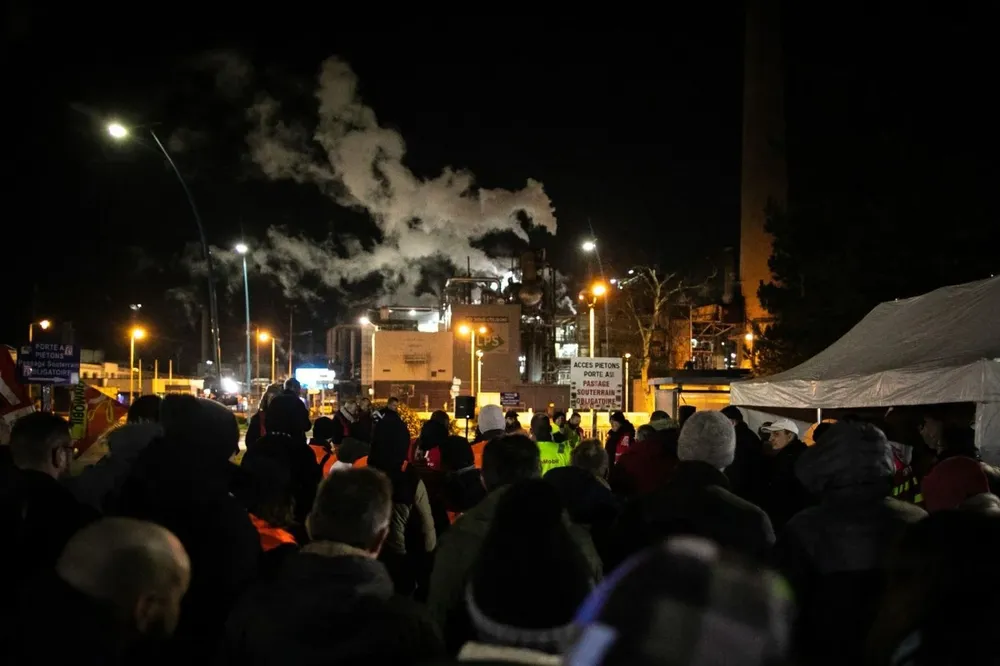 Conductores de trenes y de subtes, recolectores de basura, camioneros y trabajadores del sector de la energía se plegaron este martes a la medida que promete ser la más fuerte desde el inicio de la movilización a comienzos de este año.