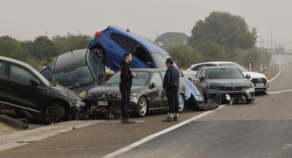 Estado en el que se encuentran varios vehículos por las intensas lluvias de la fuerte dana que afecta especialmente el sur y el este de la península ibérica, este miércoles en Picaña.