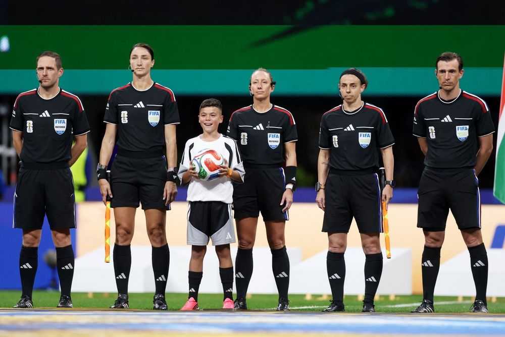 La jueza Tori Penso y su equipo en el partido Chequia vs Sudáfrica