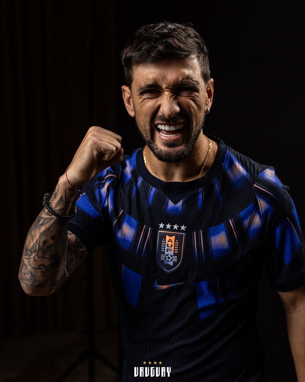 Giorgian De Arrascaeta con la nueva camiseta alternativa de Uruguay