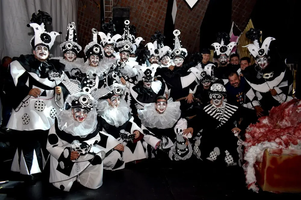 La formación de la murga durante el concurso de 2019.