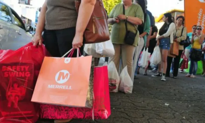 Confianza del consumidor se estabiliza en zona de moderado pesimismo