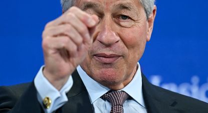 Jamie Dimon, presidente y director ejecutivo de JP Morgan Chase, gesticula durante la reunión del Foro Económico Mundial en Davos.